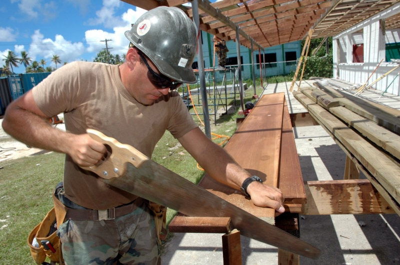 menuisier-LE PRADET-min_worker_construction_building_carpenter_male_job_build_helmet-893290